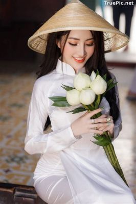 Dancing Girl - A Timeless Depiction of Vietnamese Beauty and Grace!