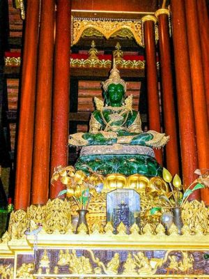 The Emerald Buddha's Radiance: A Study in Carving and Celestial Grace!